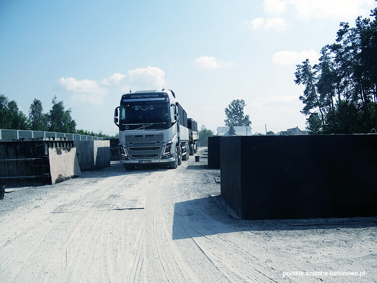 Transport szamb betonowych  w Bochni